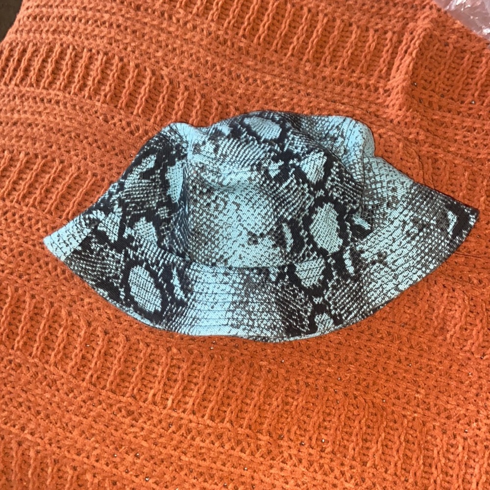 BLUE SNAKE SKIN BUCKET HAT